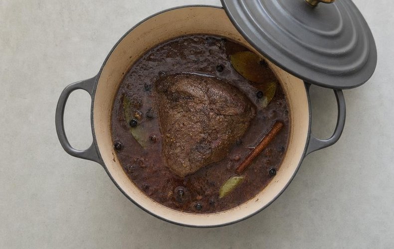Pasta al Brasato, step 6: the beef simmering with the spices and red wine