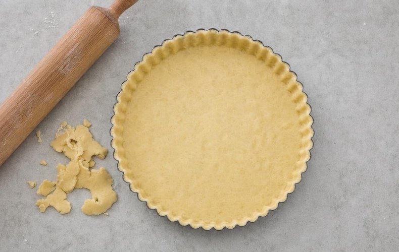 Pecan Pie, step 3: lining the tart pan with the pastry
