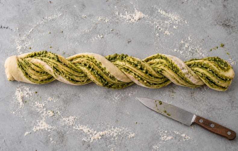 Pesto Bread Wreath, step 6: cutting the roll into two strands and twisting them