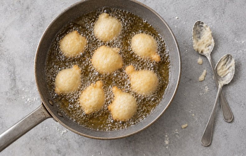 Pettole di Santa Cecilia, step 5: spoonfuls of batter dropped into the hot oil