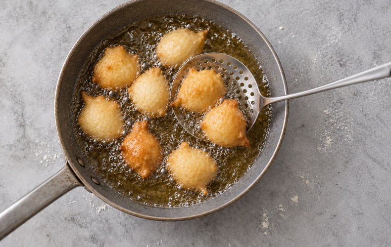 Pettole di Santa Cecilia, step 6: pettole frying until golden and crisp