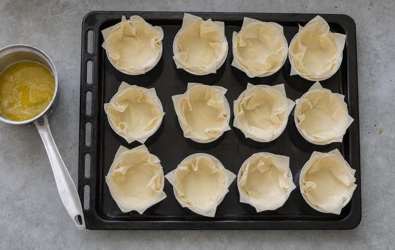 Making phyllo baskets with mascarpone cream and raspberries, step 1