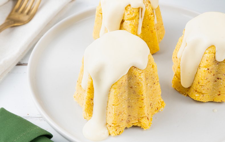 Mini pandoro-shaped polenta topped with cheese sauce