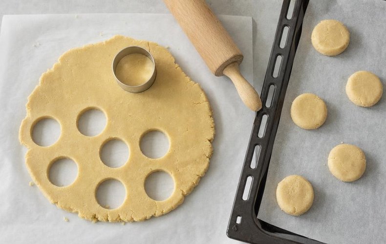 Polvorones, step 3: cutting out the cookies