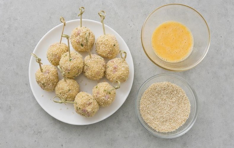 Potato and Ham Croquettes on a Stick, step 2: a croquette shaped around the provola on a skewer