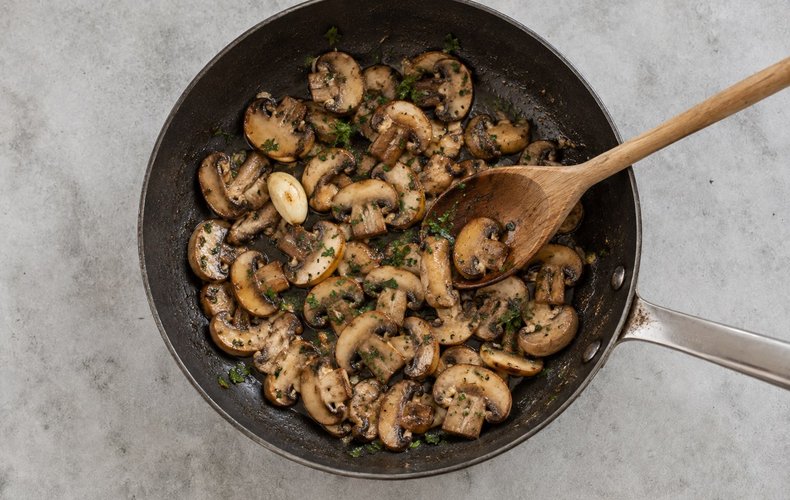 Potato, Mushroom and Scamorza Roll, step 1: sautéing the sliced mushrooms with garlic