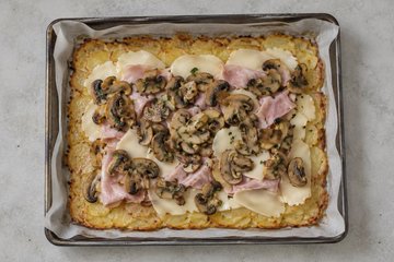 Potato, Mushroom and Scamorza Roll, step 6: scamorza, ham and mushrooms on the potato sheet
