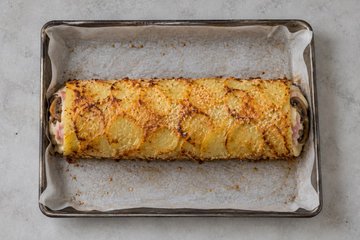 Potato, Mushroom and Scamorza Roll, step 6: rolling up the sheet with the parchment paper
