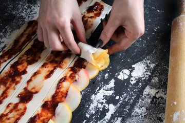 Shaping a puff pastry apple rose