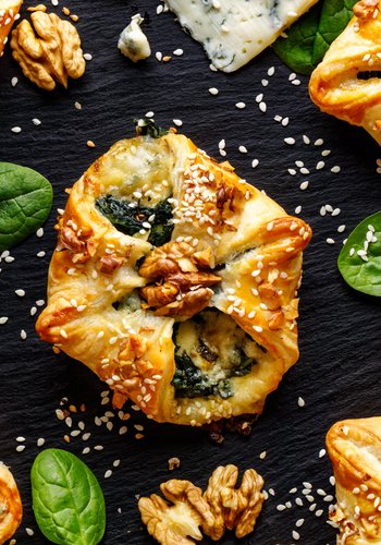 Recipe Puff Pastry Bundles with Spinach, Gorgonzola and Walnuts