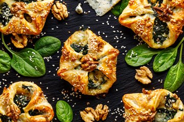 Recipe Puff Pastry Bundles with Spinach, Gorgonzola and Walnuts
