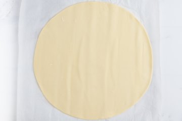 Spreading ricotta over the puff pastry round