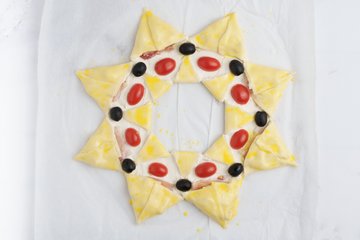 Sprinkling the star with poppy seeds, sesame seeds and thyme