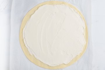 Puff pastry round covered with ricotta