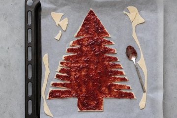Puff Pastry Christmas Tree with Jam and Cinnamon, step 2: puff pastry cut into a tree and spread with jam