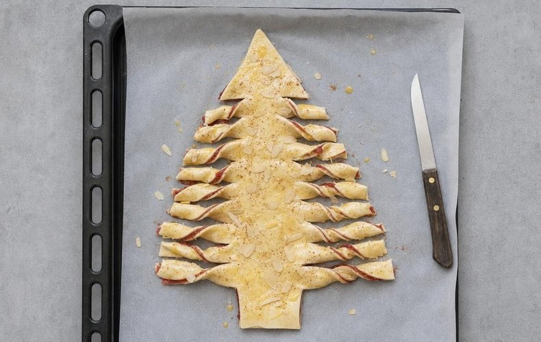 Puff Pastry Christmas Tree with Jam and Cinnamon, step 3: the tree cut into strips, each one twisted