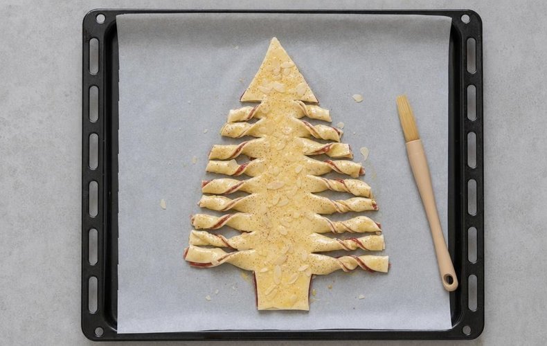 Puff Pastry Christmas Tree with Jam and Cinnamon, step 4: the tree brushed with egg and sprinkled with cinnamon and sliced almonds