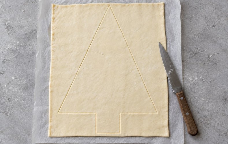 Puff Pastry Christmas Tree, step 1: the tree shape scored on the puff pastry
