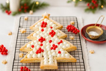 Recipe Puff Pastry Christmas Tree with Jam and Yogurt Cream
