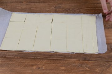Puff pastry cups with brie and caramelized onions, preparation photo 1
