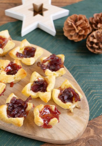 Recipe Puff Pastry Cups with Brie, Blueberry Jam and Caramelized Red Onions