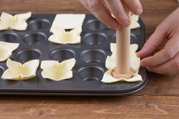 Puff pastry cups with brie and caramelized onions, preparation photo 2