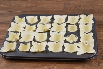 Puff pastry cups with brie and caramelized onions, preparation photo 3