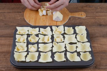Puff pastry cups with brie and caramelized onions, preparation photo 4