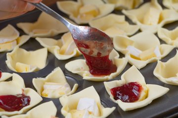 Puff pastry cups with brie and caramelized onions, preparation photo 5