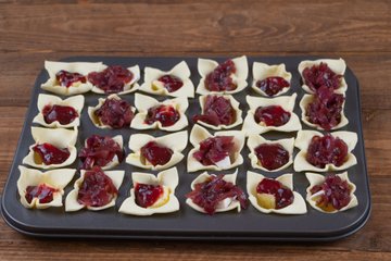 Puff pastry cups with brie and caramelized onions, preparation photo 6