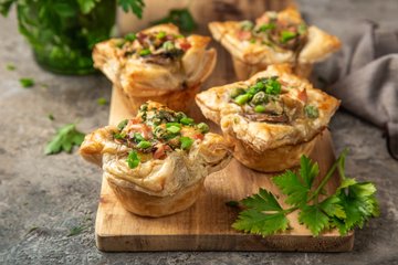 Recipe Puff Pastry Cups with Ham and Mushrooms