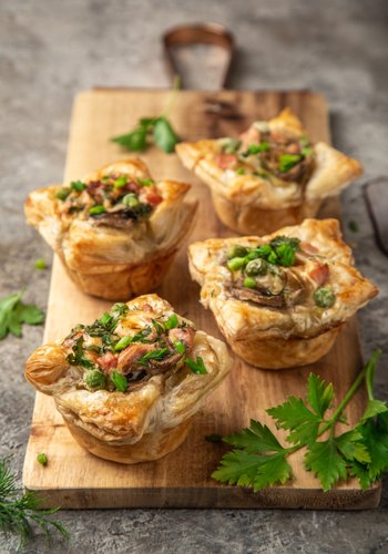 Recipe Puff Pastry Cups with Ham and Mushrooms