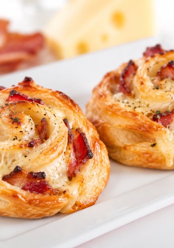 Recipe Puff Pastry Roses with Bacon and Cheese