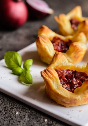 Recipe Puff Pastry Tartlets with Caramelized Onions
