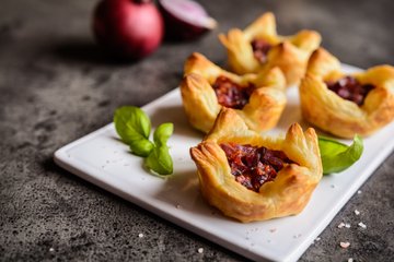 Recipe Puff Pastry Tartlets with Caramelized Onions