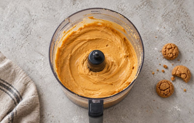 Pumpkin and Amaretti Cheesecake Brownies, step 7: pumpkin cheesecake cream blended until smooth