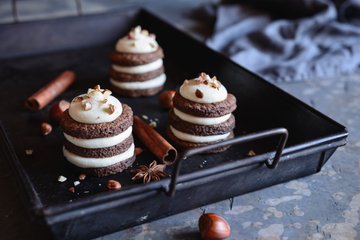 Recipe Quick and Easy Mini Cream and Chocolate Cakes