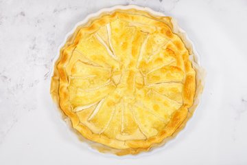 Arranging the prosciutto in the center of the pie