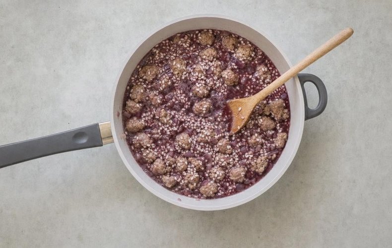 Red Wine and Sausage Risotto, step 4: adding red wine and broth to the rice