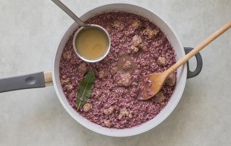 Red Wine and Sausage Risotto, step 5: the risotto cooking until the rice is tender
