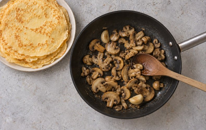 Ricotta and Mushroom Crepes, step 4: sliced mushrooms cooking with garlic and parsley