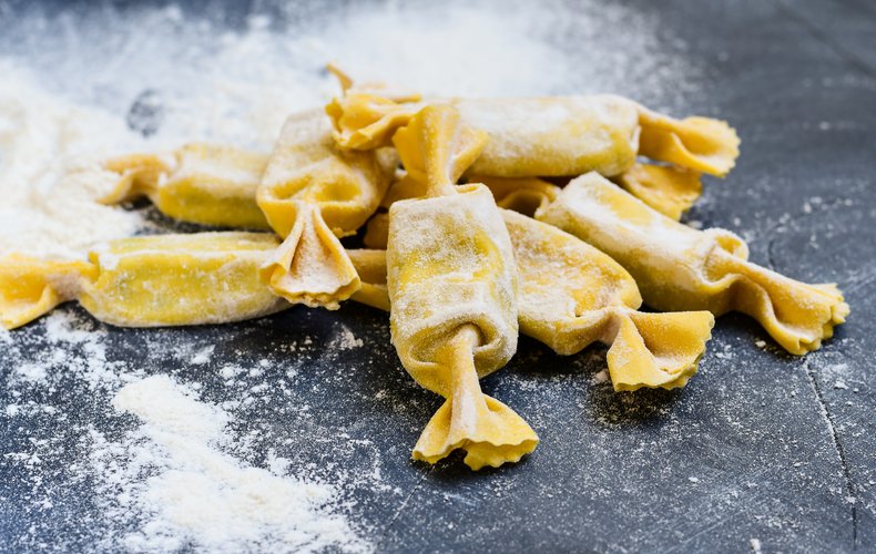 Floured ricotta and spinach caramelle