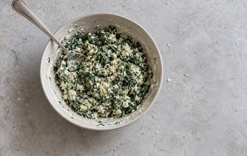 Ricotta and Spinach Caramelle, step 3: ricotta, spinach and Parmigiano filling in a bowl