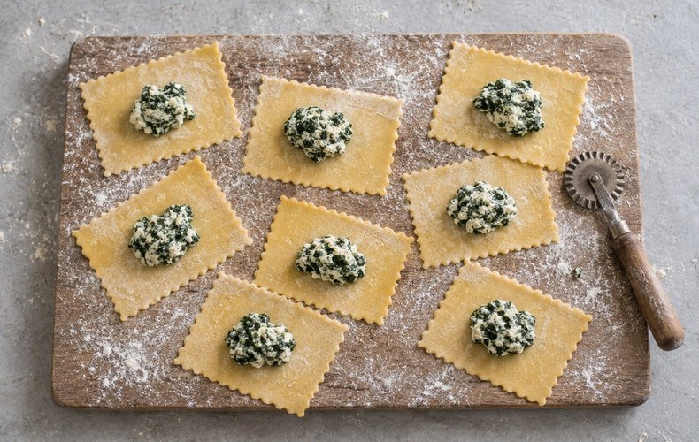 Ricotta and Spinach Caramelle, step 4: teaspoons of filling on rectangles of fresh pasta