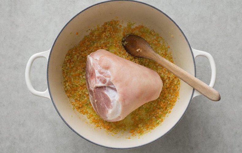 Making roast pork shank with potatoes, step 2
