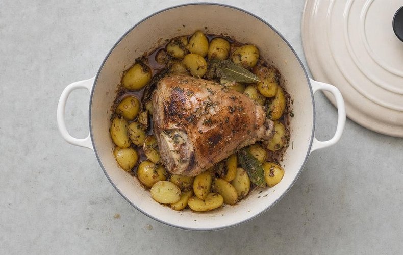 Making roast pork shank with potatoes, step 3