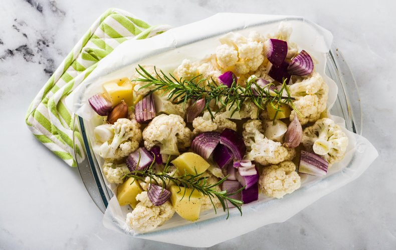 Roasted cauliflower, potatoes and Tropea red onions, ready to serve