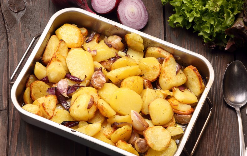 Roasted potatoes with garlic and onions recipe