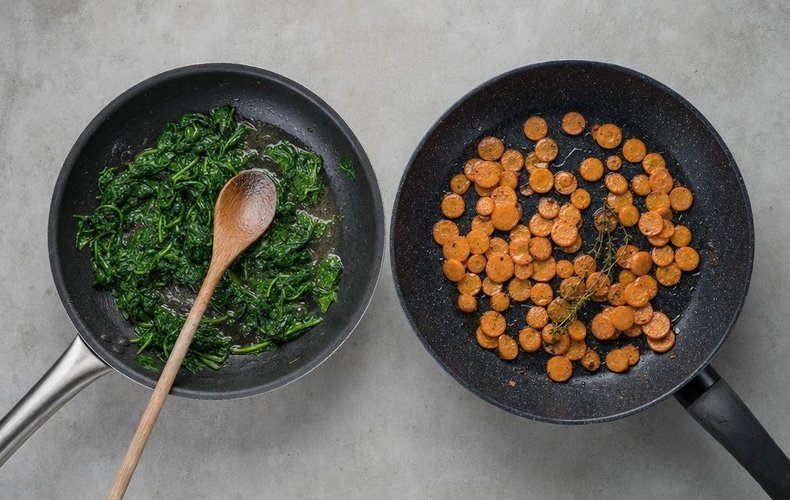 Rolled Chicken Meatloaf with Carrots and Spinach, step 1: cooking the spinach and carrots
