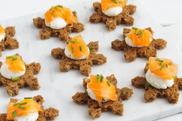 Recipe Snowflake Crostini with Salmon and Goat Cheese